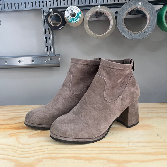 Taupe booties with churchy heels in size 7, great condition - Picture 2 of 6